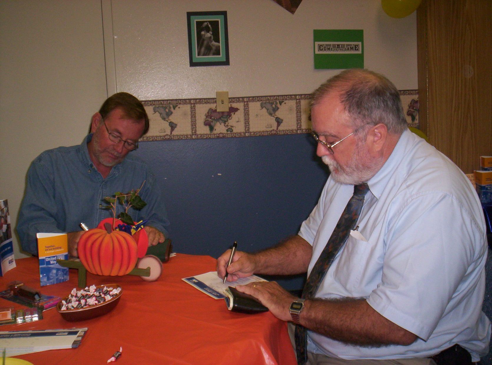 Gerry Mulligan and Jim Hunter making United Way pledges